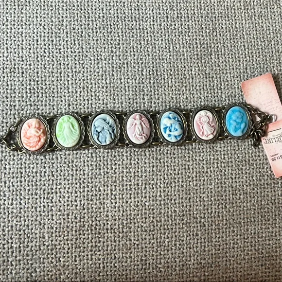 Elegant Cameo Bracelet with Multicolor Stones - Picture 1 of 1